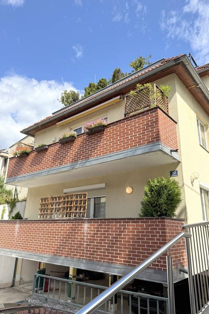 Neuwertig. Komfortabel. Mit Balkon. Mit privatem Patio. Im Zentrum.