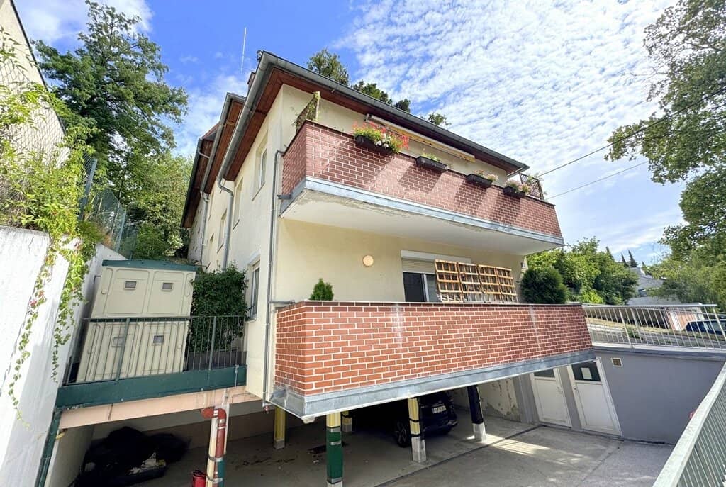 Neuwertig. Komfortabel. Mit Balkon. Mit privatem Patio. Im Zentrum.