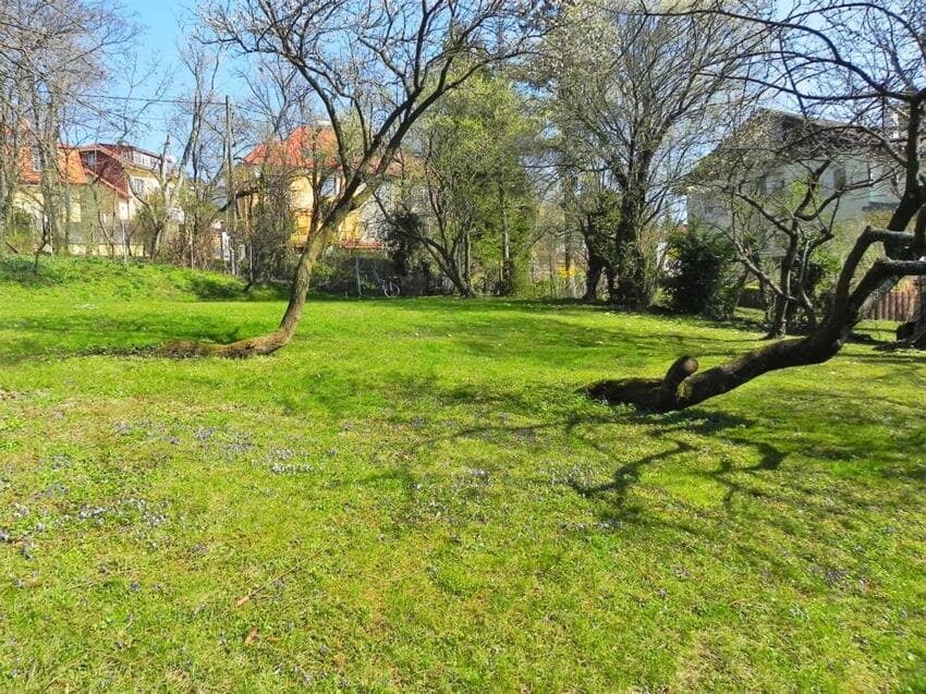 Rarity! Unbuilt building plot south of the Klinik Penzing