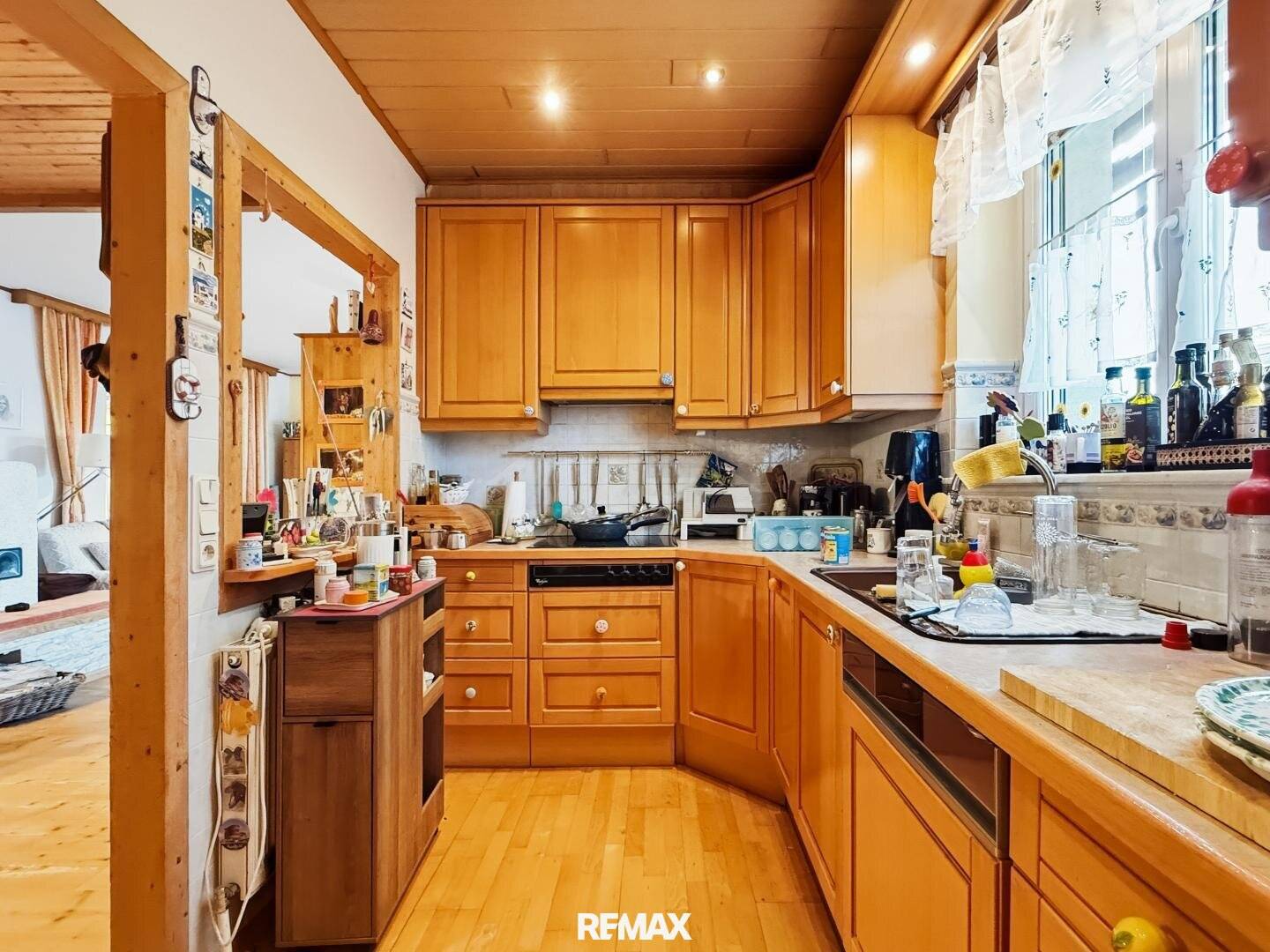 Well maintained single-family house with pool in quiet green location