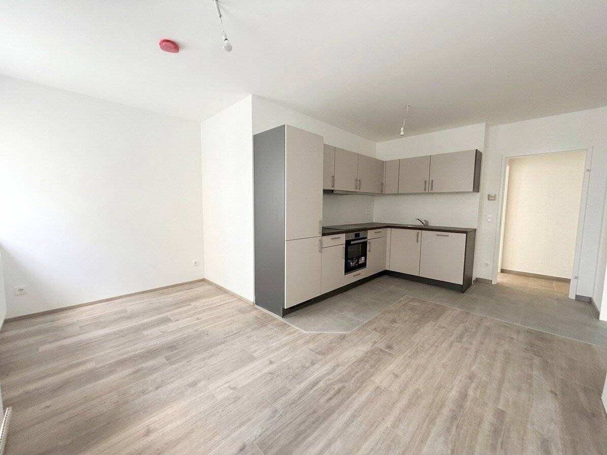 Cozy 2-room first occupancy directly at Längenfeldgasse subway station with cooling