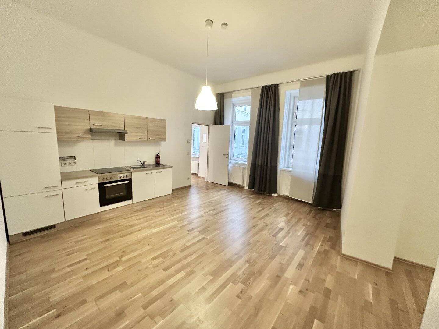 Unlimited bright period building apartment with very good floor plan near Urania