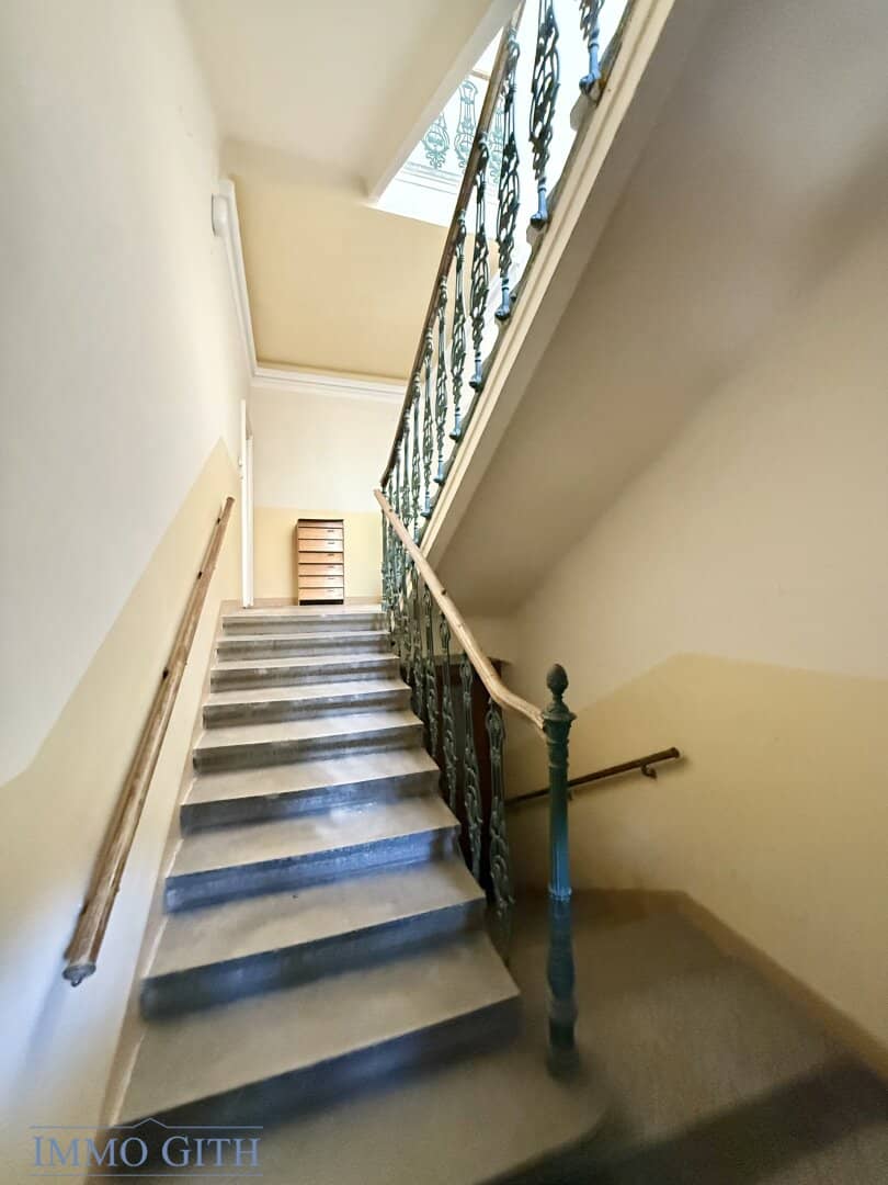 STYLISH FIRST OCCUPANCY AFTER RENOVATION – 3-ROOM PERIOD APARTMENT WITH TILED STOVES &amp; HERRINGBONE PARQUET IN A MANSION IN PERCHTOLDSDORF FOR RENT!
