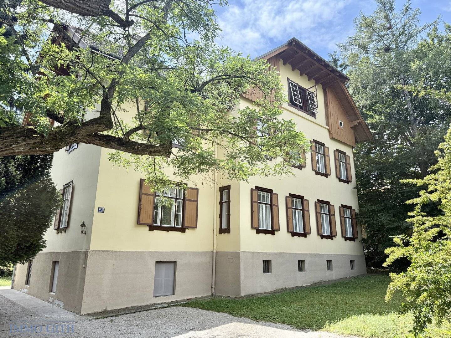STYLISH FIRST OCCUPANCY AFTER RENOVATION – 3-ROOM PERIOD APARTMENT WITH TILED STOVES &amp; HERRINGBONE PARQUET IN A MANSION IN PERCHTOLDSDORF FOR RENT!