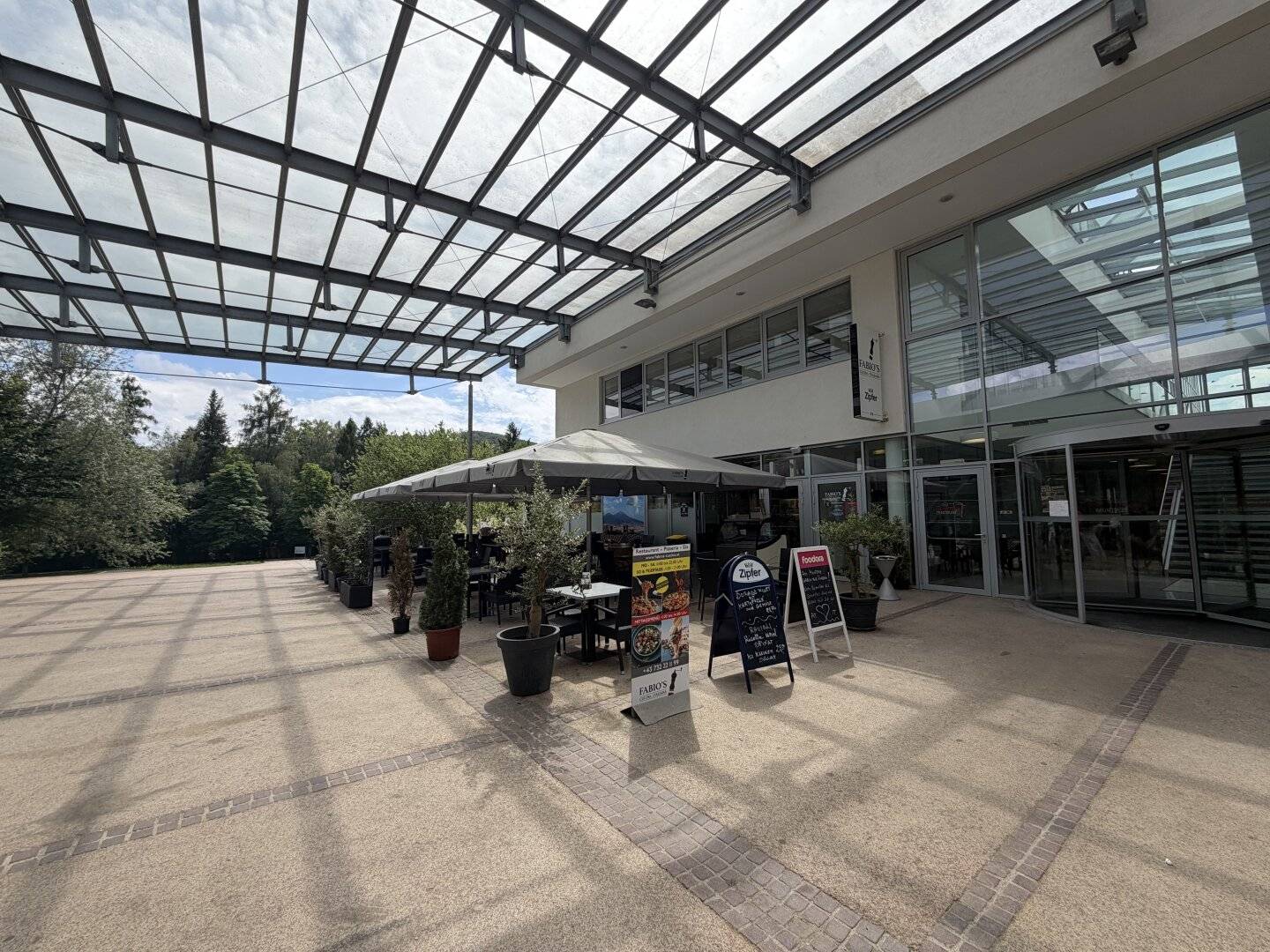 SPACIOUS GASTRO IN THE GARTENSTADTZENTRUM PUCHENAU – FULLY EQUIPPED WITH OUTDOOR SEATING