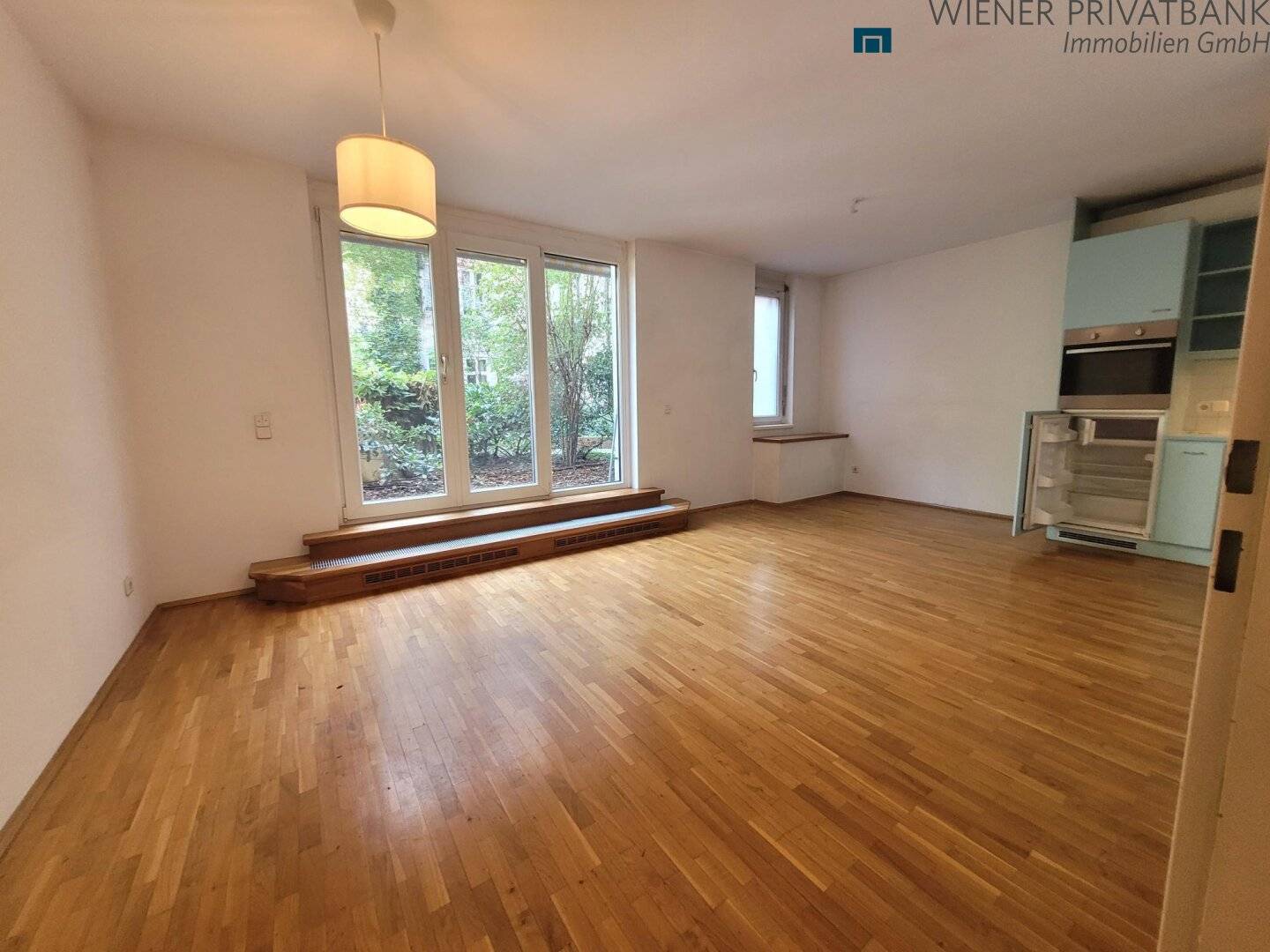 Quiet 1 room courtyard apartment on the 1st floor near the subway