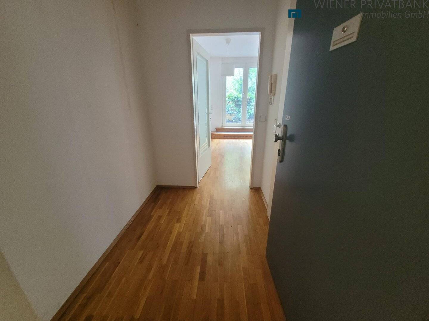 Quiet 1 room courtyard apartment on the 1st floor near the subway