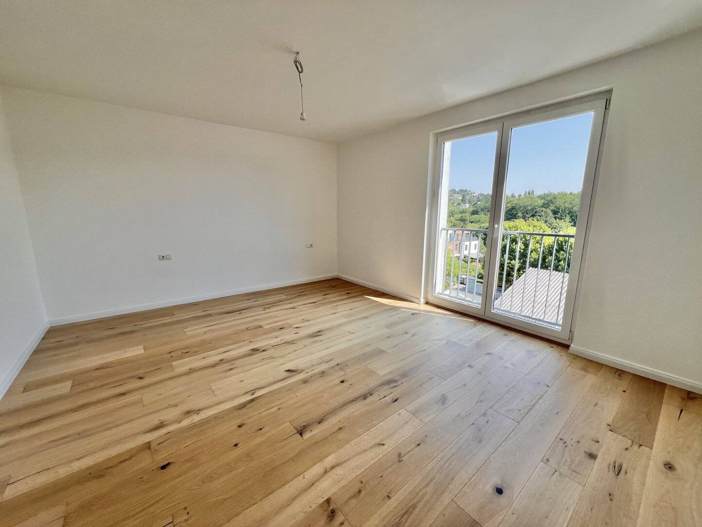 ERSTBEZUG NACH KERNSANIERUNG - HOCHWERTIG &amp; HELL - RUHELAGE MIT GRÜNBLICK