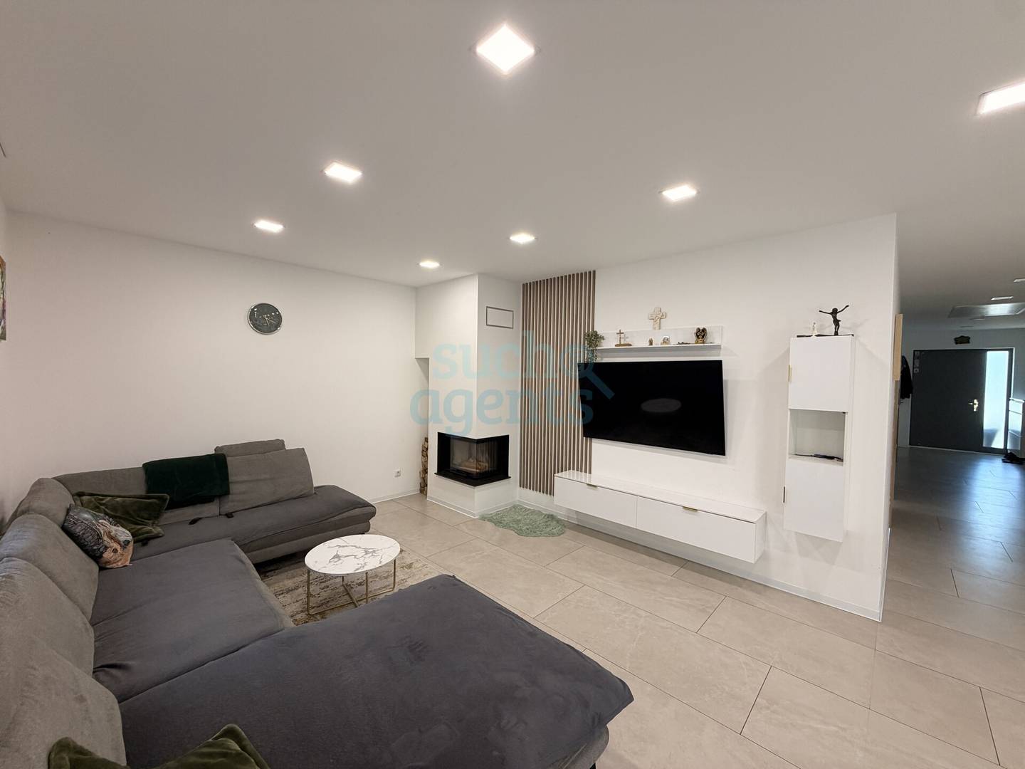 Modern accessible ground floor apartment with large garden