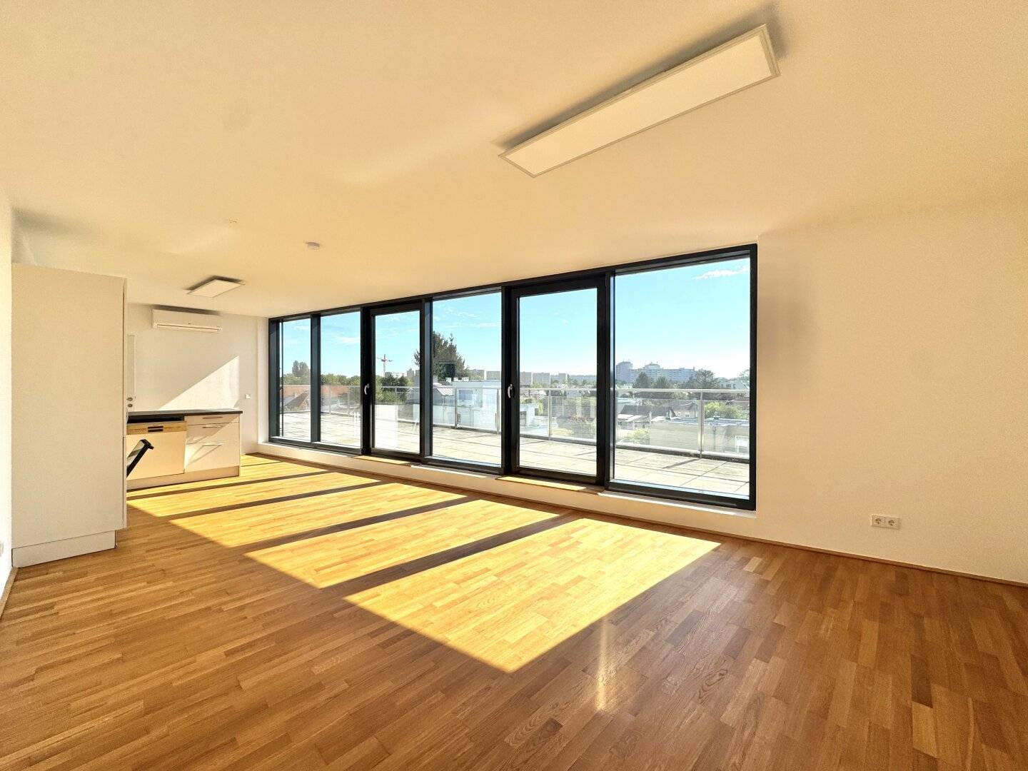 Terrace dream between Donauzentrum and Alter Donau - 3-room incl. air conditioning and fitted kitchen -