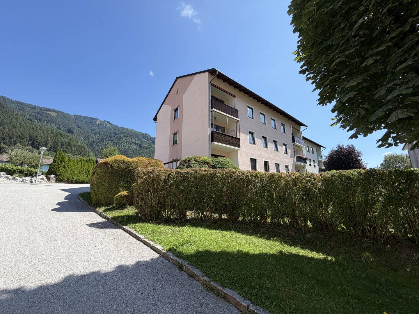 Sunny 2-room apartment in a quiet location available immediately