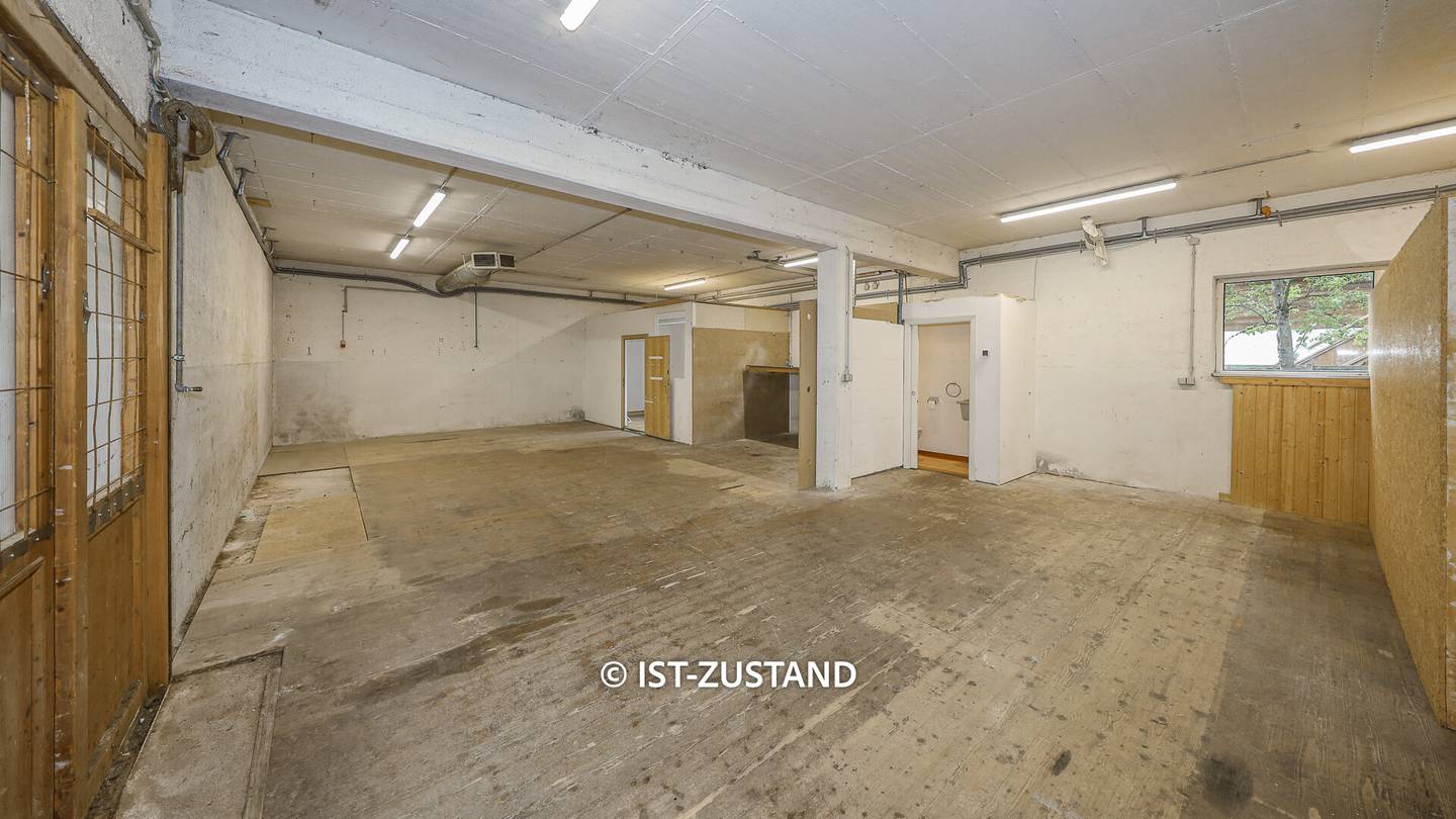 Central storage hall with three parking spaces Apartment