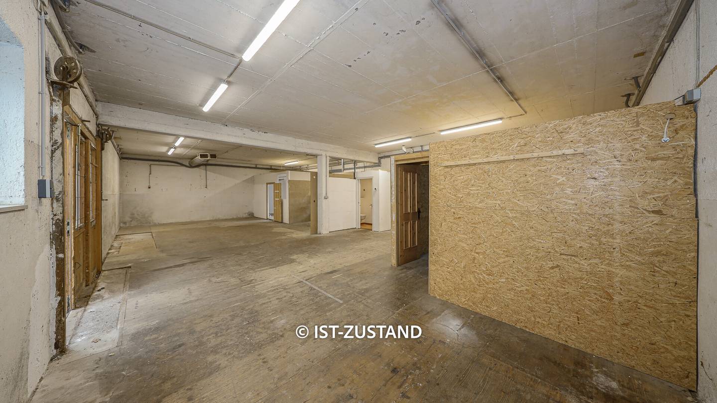 Central storage hall with three parking spaces Apartment