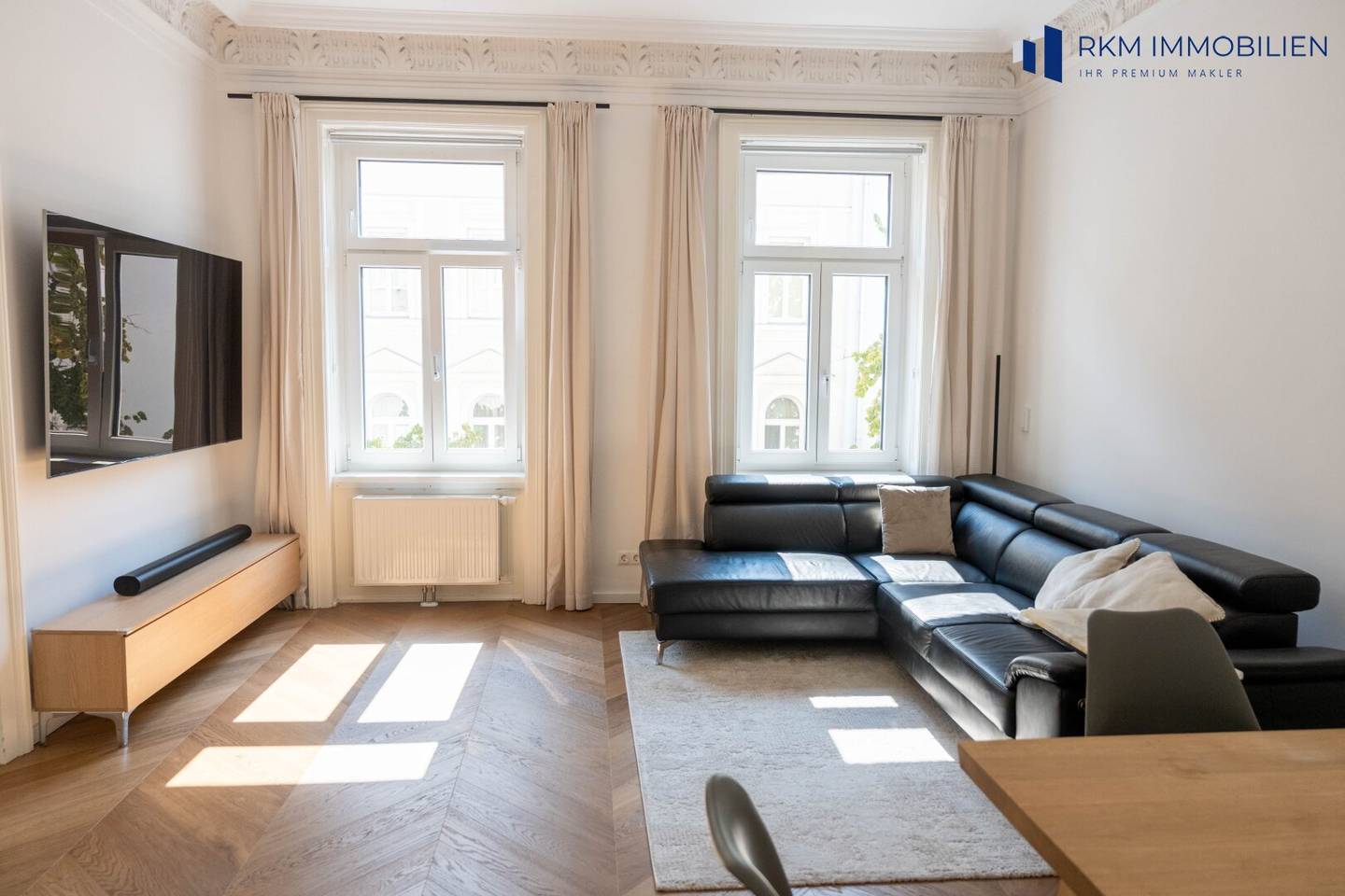 Completely renovated 3-room period apartment with elevator – Move in and feel at home!