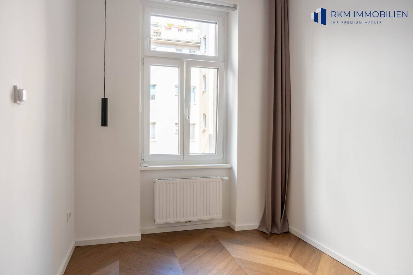 Completely renovated 3-room period apartment with elevator – Move in and feel at home!