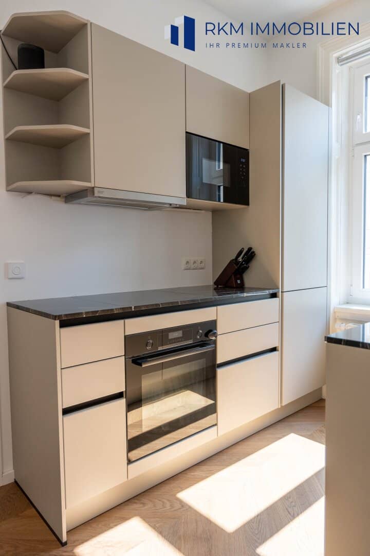 Completely renovated 3-room period apartment with elevator – Move in and feel at home!