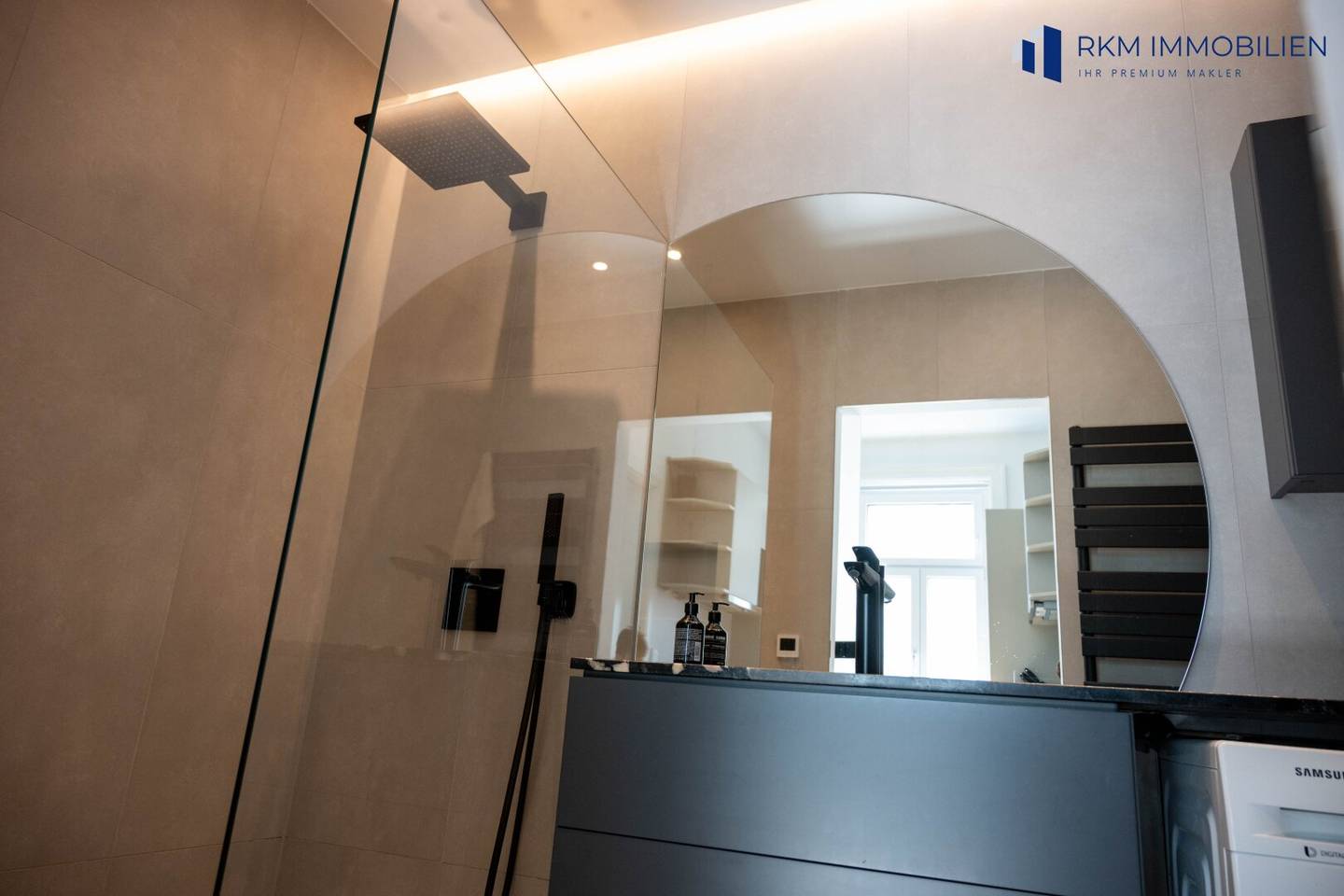 Completely renovated 3-room period apartment with elevator – Move in and feel at home!