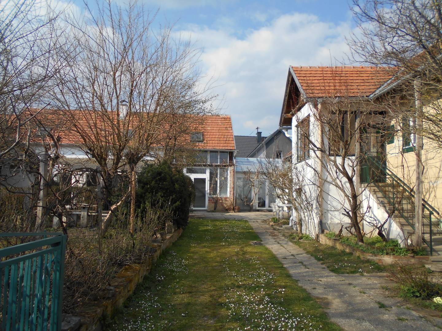 Renovierte Familienwohnung mit großem Garten und Loggia