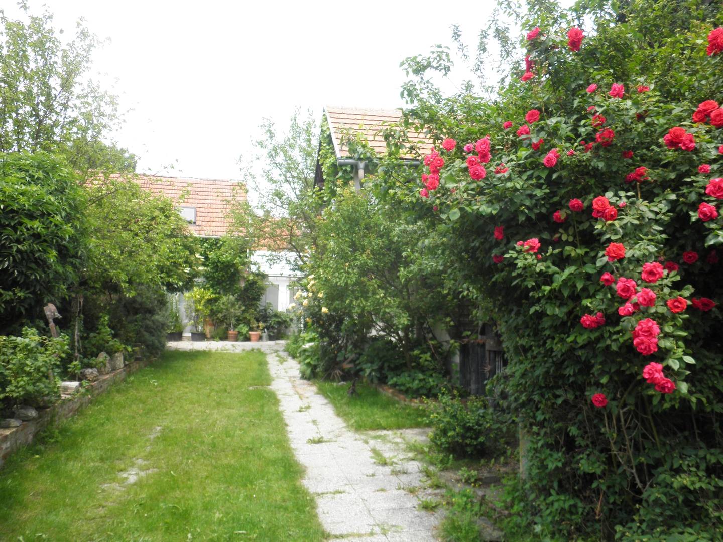 Renovierte Familienwohnung mit großem Garten und Loggia