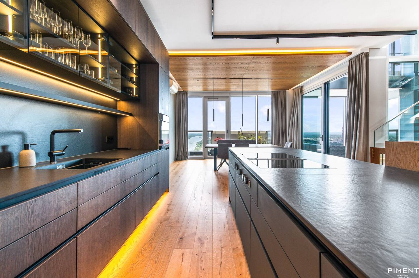 Exclusive Penthouse in Marina Tower with Danube Panorama