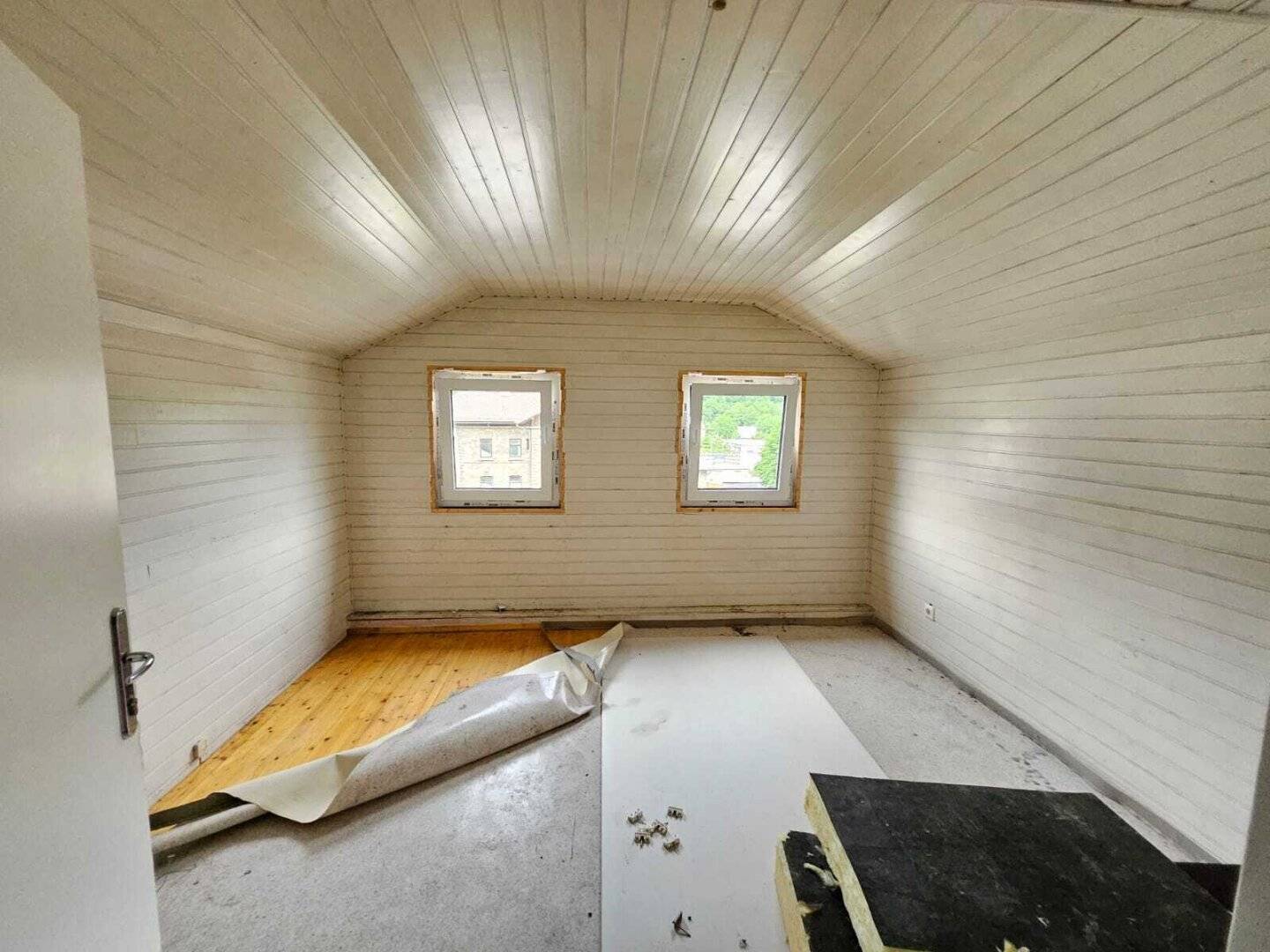 *** ZENTRAL GELEGENE WOHNUNG *** BHF VOR DER TÜR ***