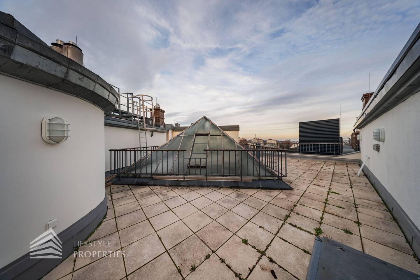 Unique 7 room apartment with terrace in prime location, first occupancy