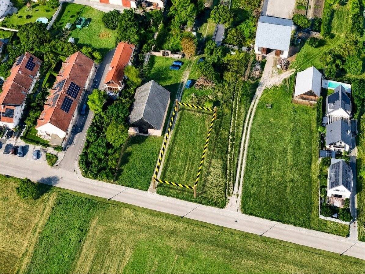 517 m² plot around the corner from the Stammersdorfer Kellergasse Unobstructed view opposite