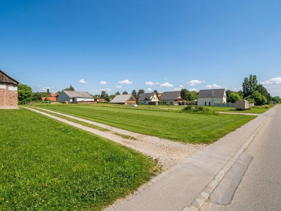 517 m² plot around the corner from the Stammersdorfer Kellergasse Unobstructed view opposite