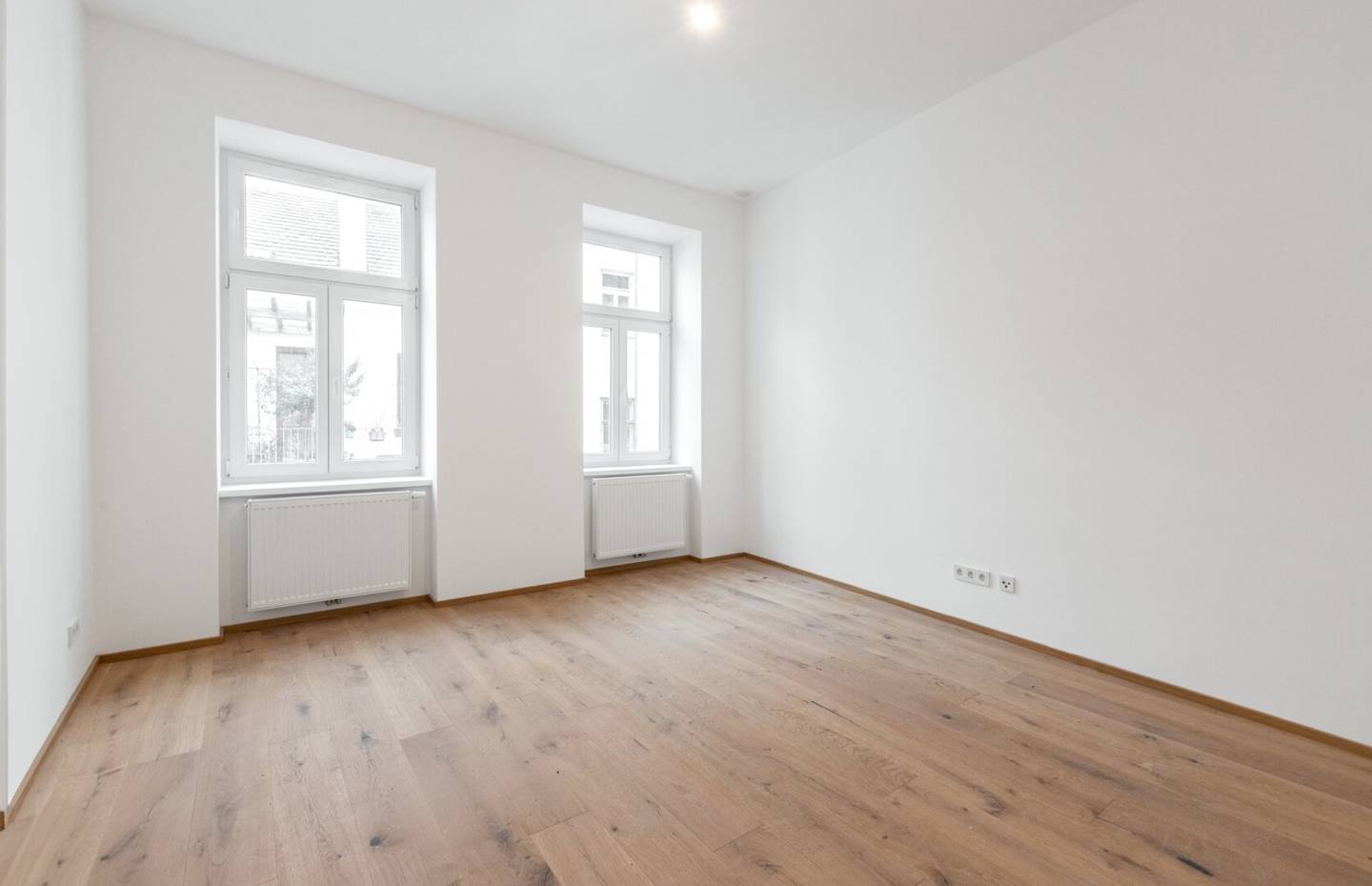 - NEU - Stilvoll sanierte Altbauwohnung mit großzügigem Balkon