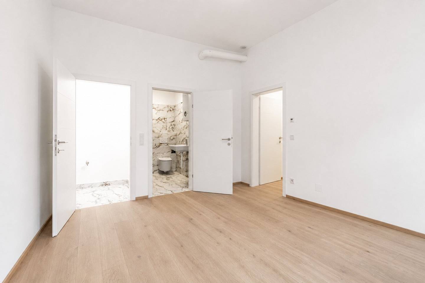 - NEU - Stilvoll sanierte Altbauwohnung mit großzügigem Balkon