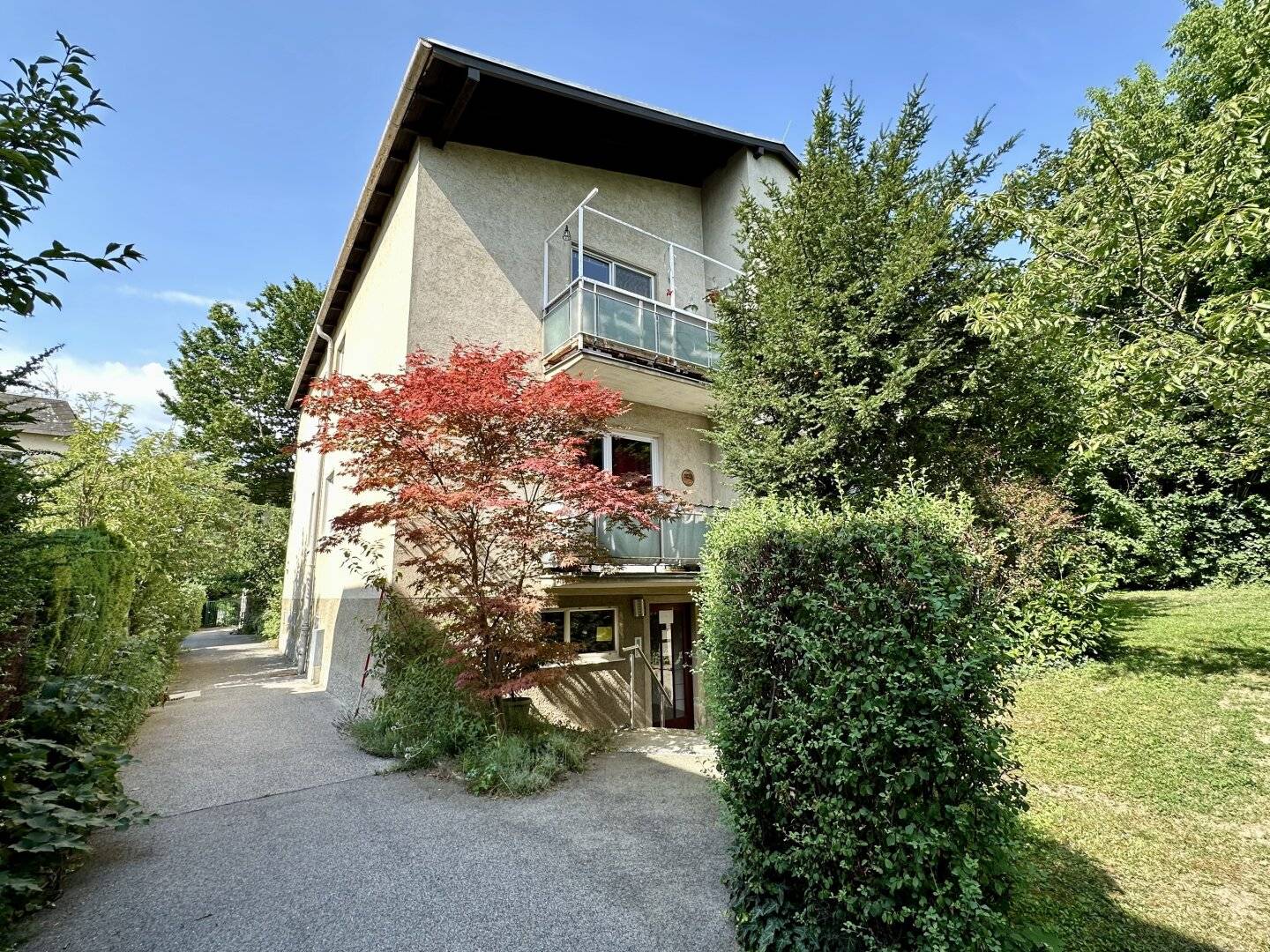 Charming 3-room apartment with balcony in absolute quiet location
