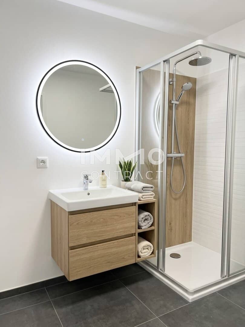 First occupancy from 1 October: Bright 2-room apartment with 9.6 m² balcony – only 8 minutes on foot to Donauzentrum