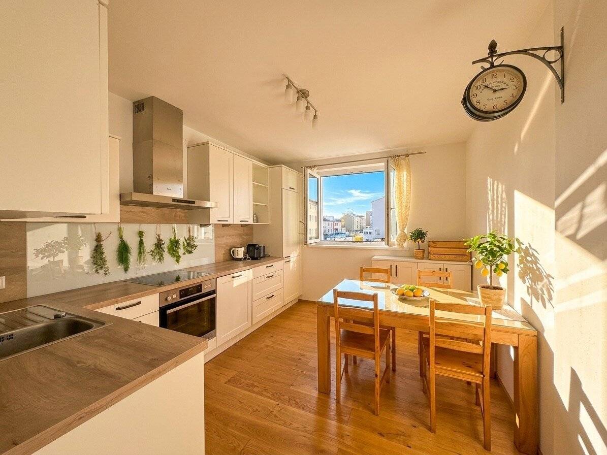 Well-kept bright 2-room apartment with balcony, parking space, air conditioning and cellar compartment - Mühlgasse