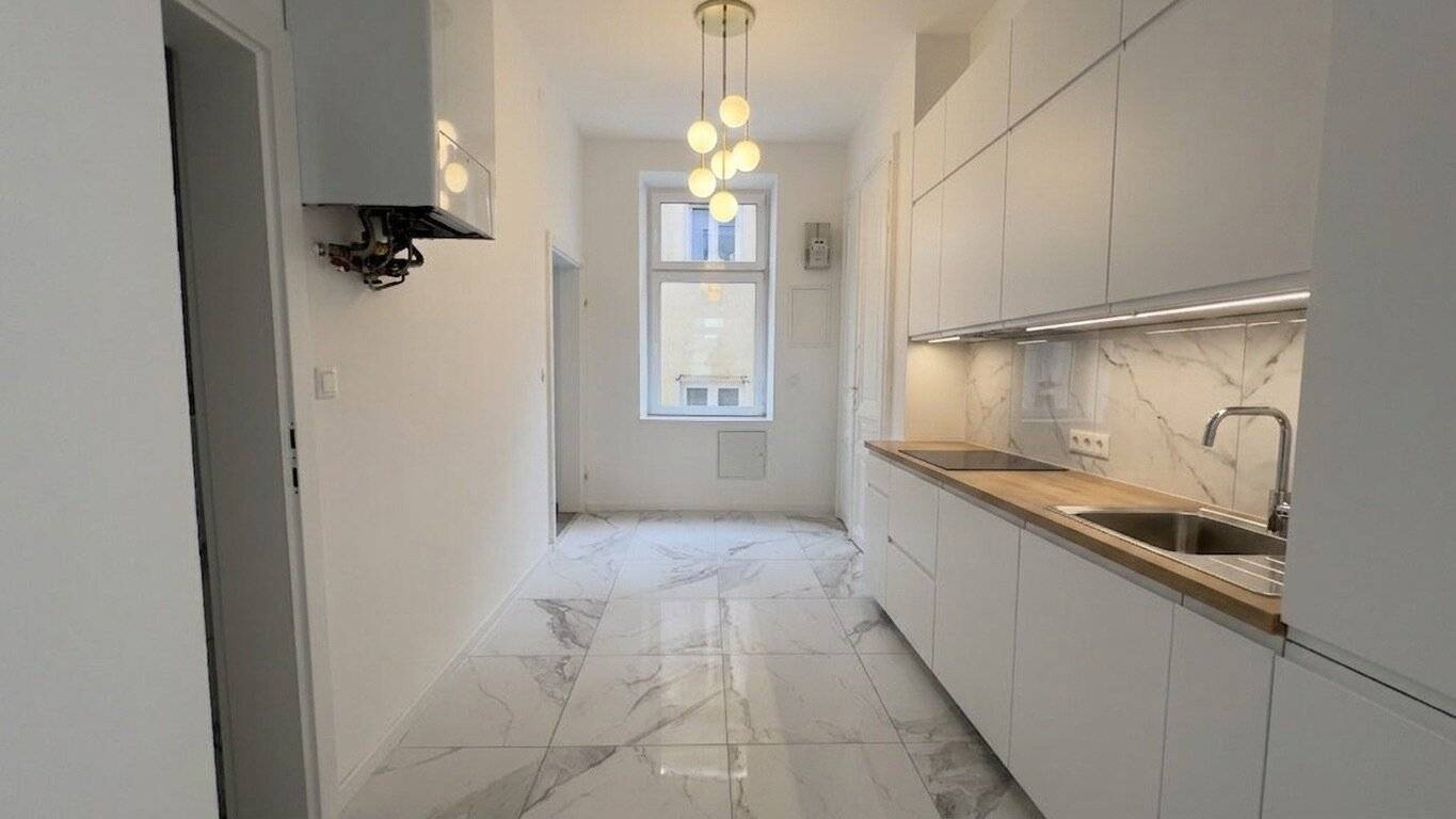 Augarten – Newly renovated 2-room apartment in a classic Viennese old building