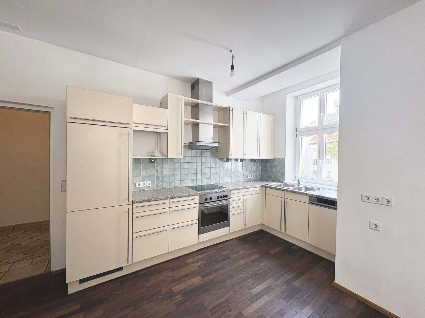 Bright apartment near Augarten with lift and fitted kitchen