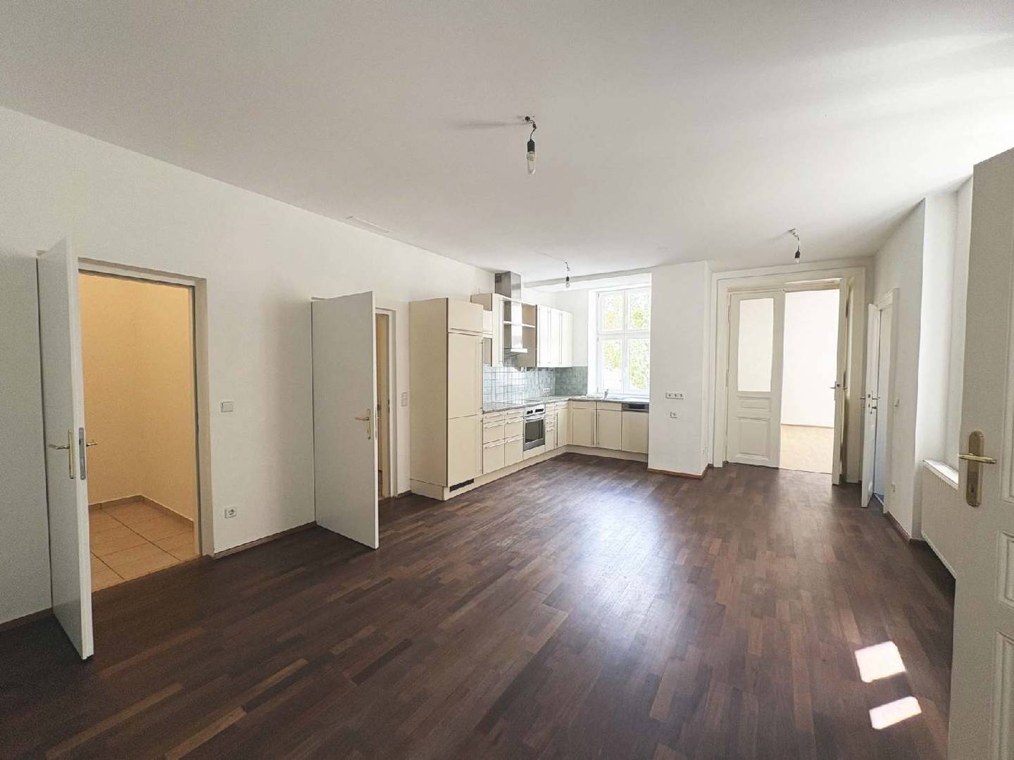 Bright apartment near Augarten with lift and fitted kitchen