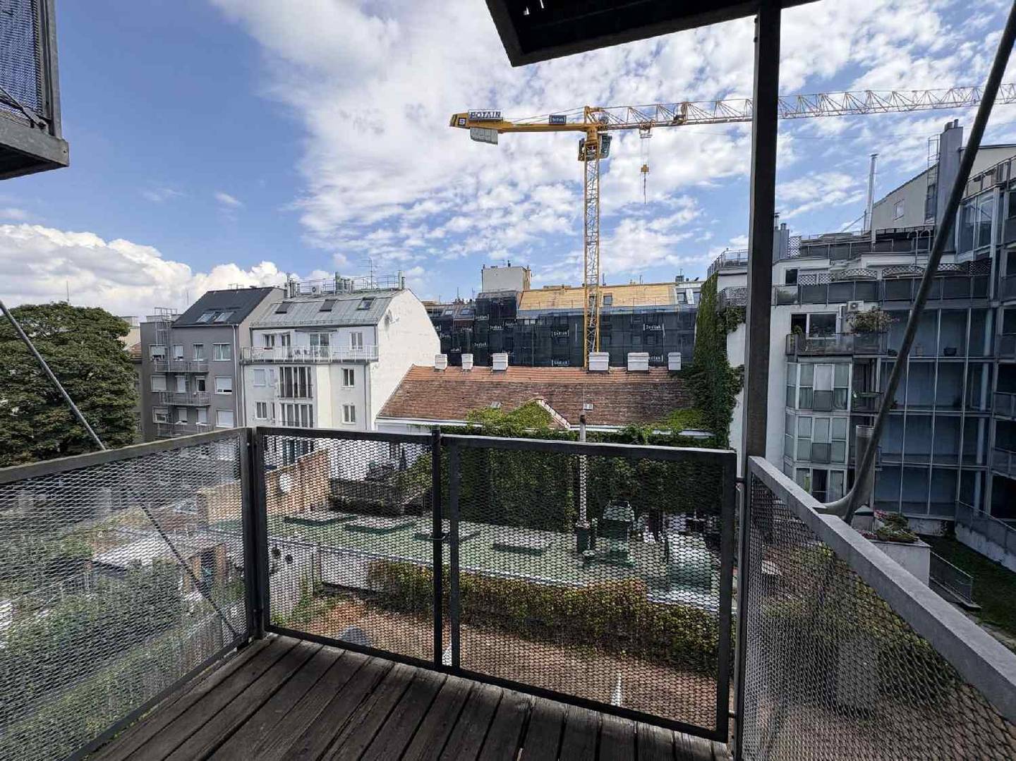 Bright apartment with courtyard balcony and garage space