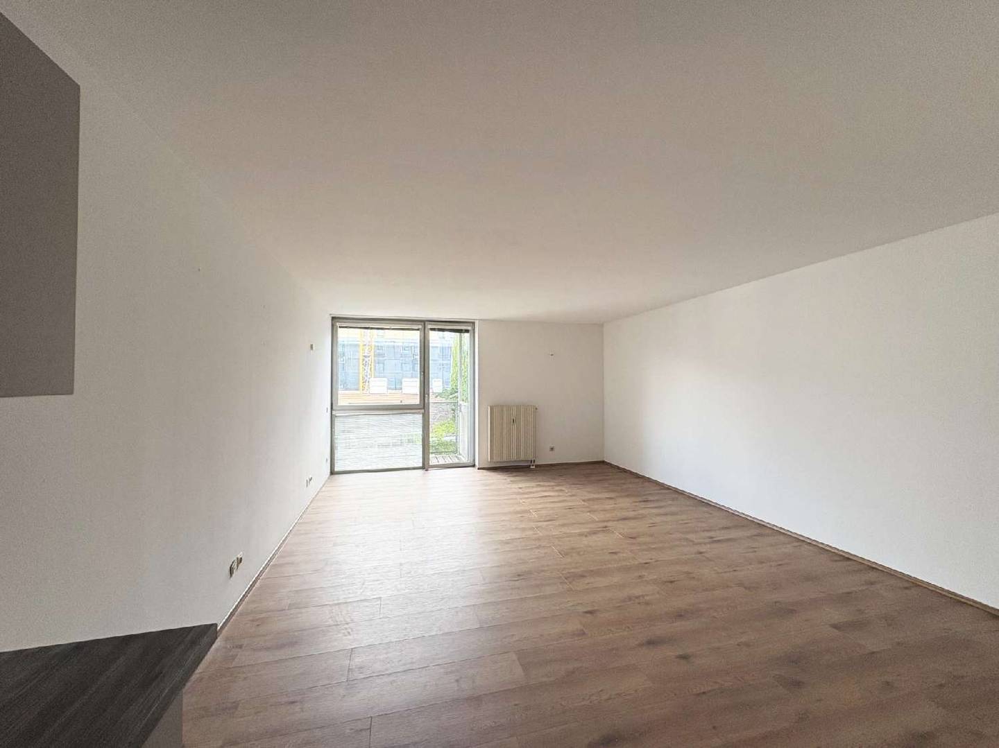 Bright apartment with courtyard balcony and garage space