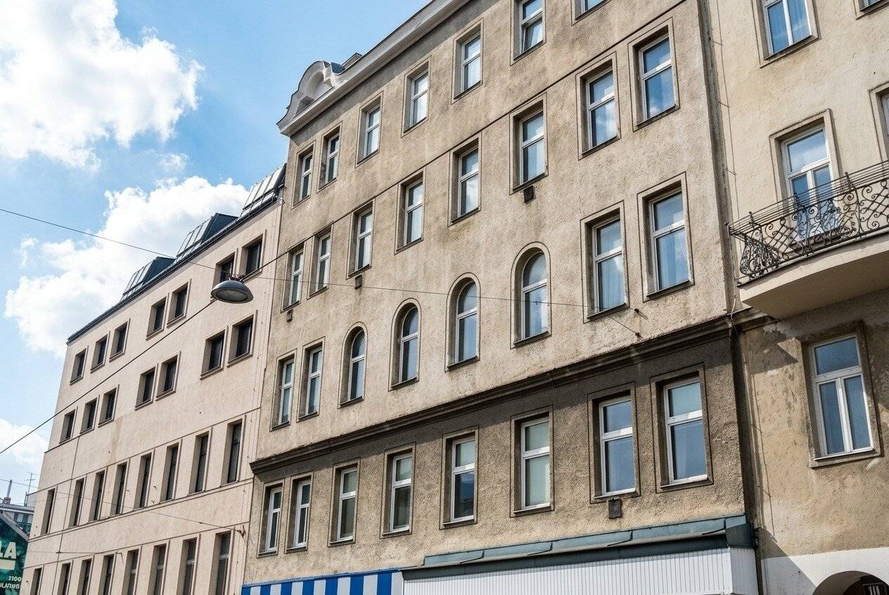 Unrenovated old building apartment with potential near U1 - vacant