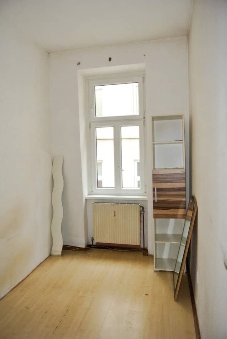 Unrenovated old building apartment with potential near U1 - vacant