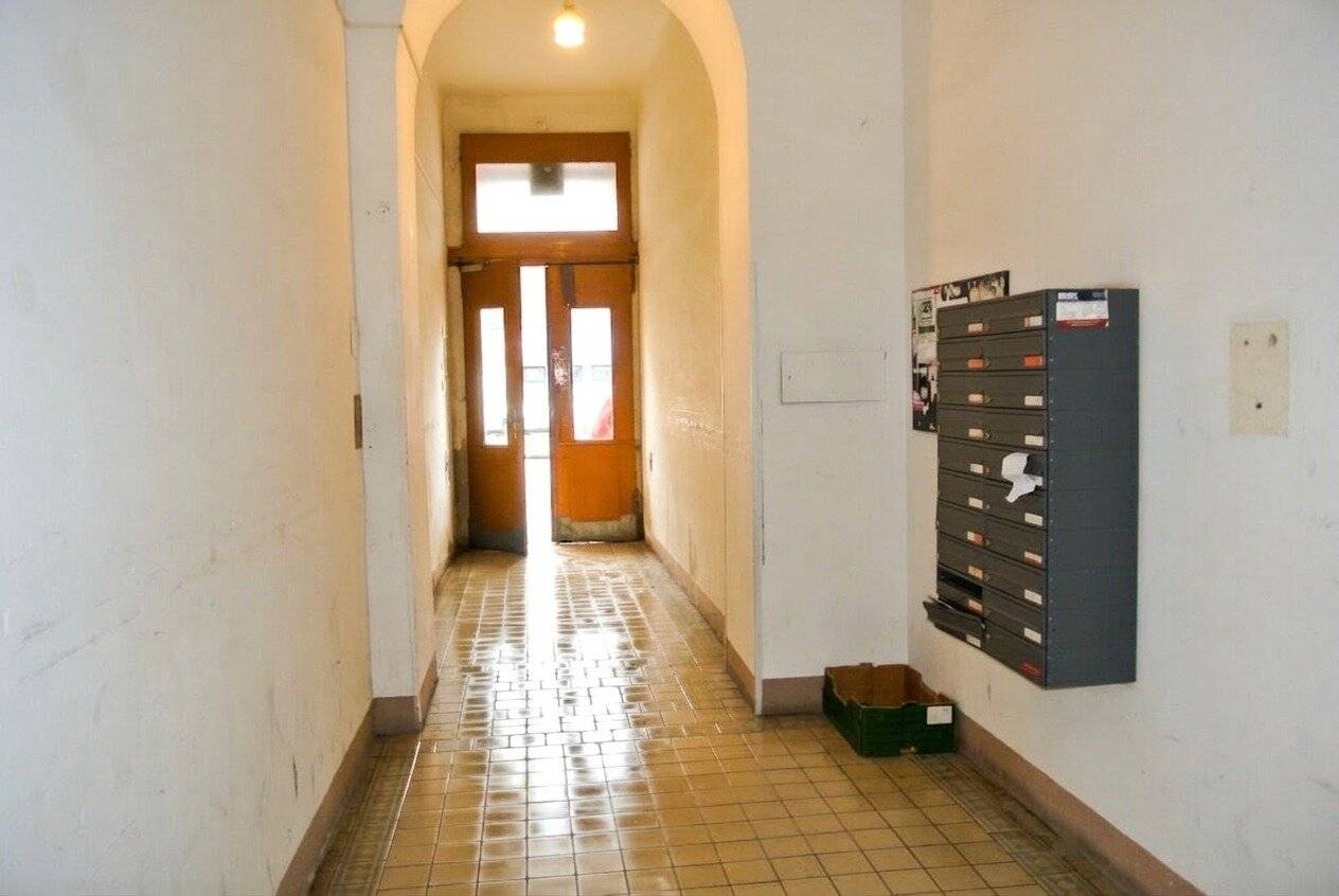 Unrenovated old building apartment with potential near U1 - vacant
