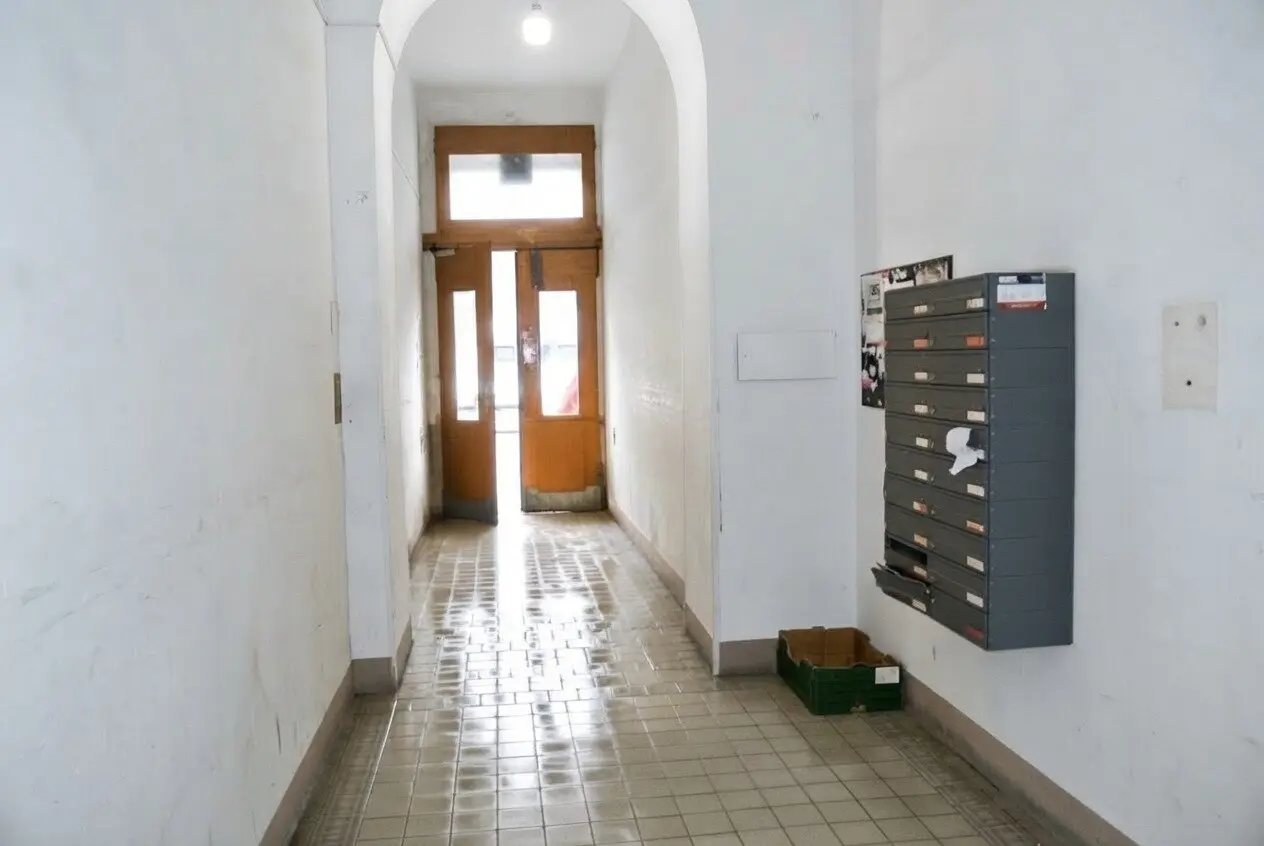 Unrenovated 1-room old building apartment with potential, near U1, vacant