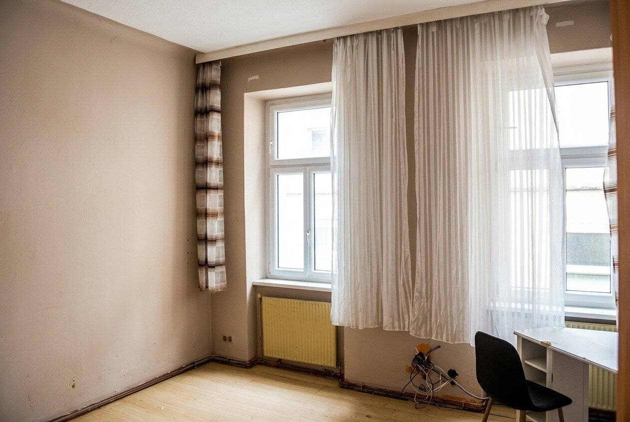 Unrenovated old building apartment with potential near U1 - vacant