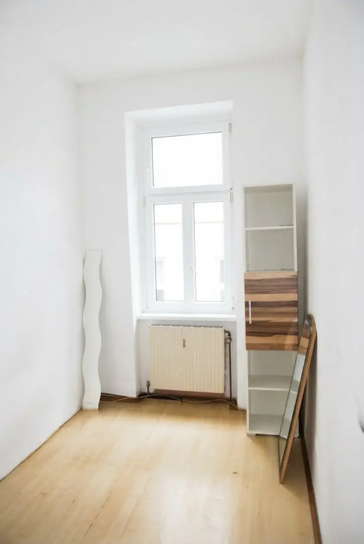Unrenovated 1-room old building apartment with potential, near U1, vacant