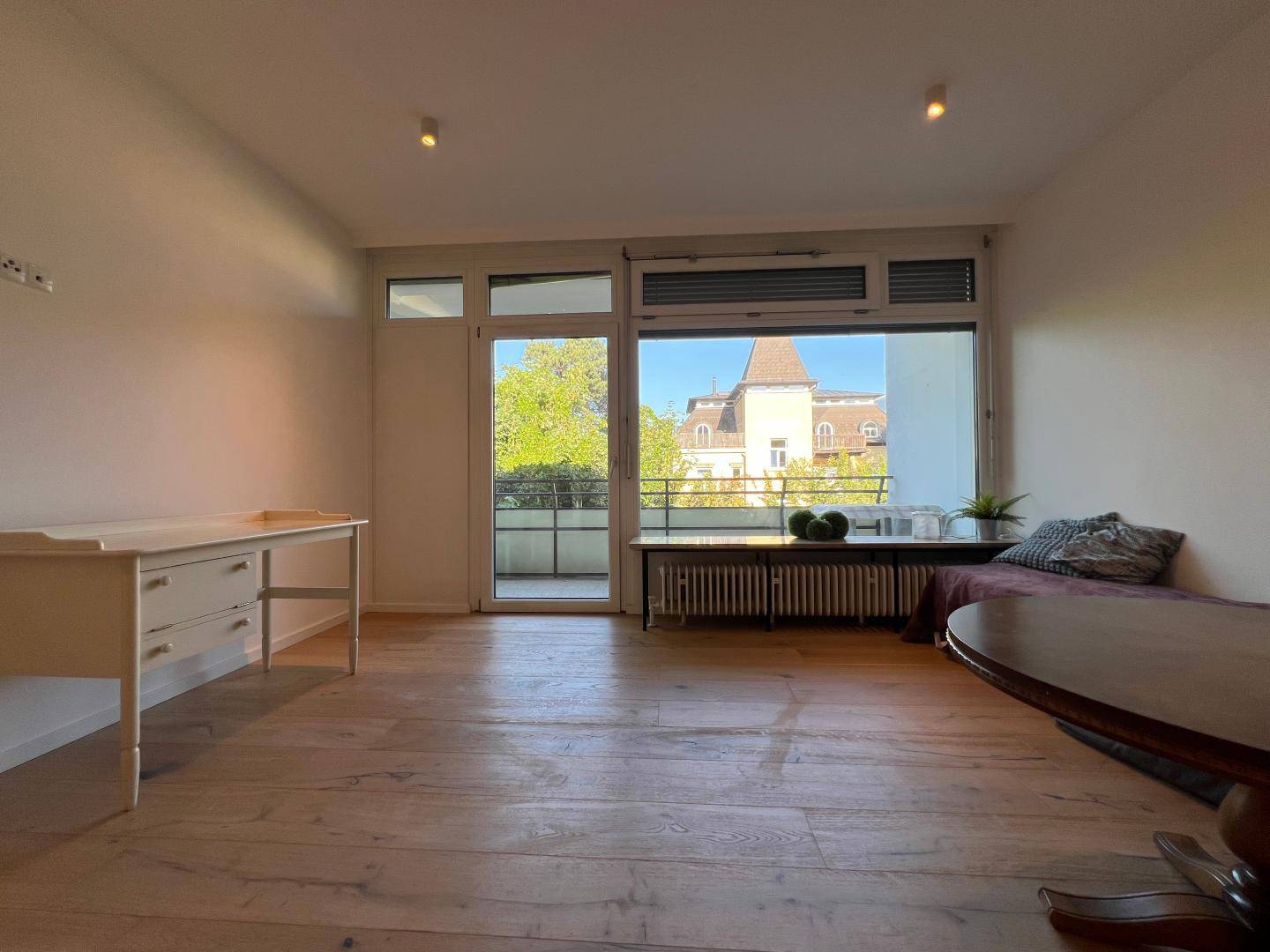 Attic apartment with sunny south balcony in villa quarter