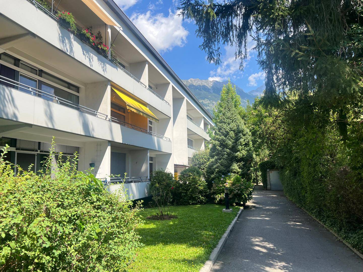 Attic apartment with sunny south balcony in villa quarter