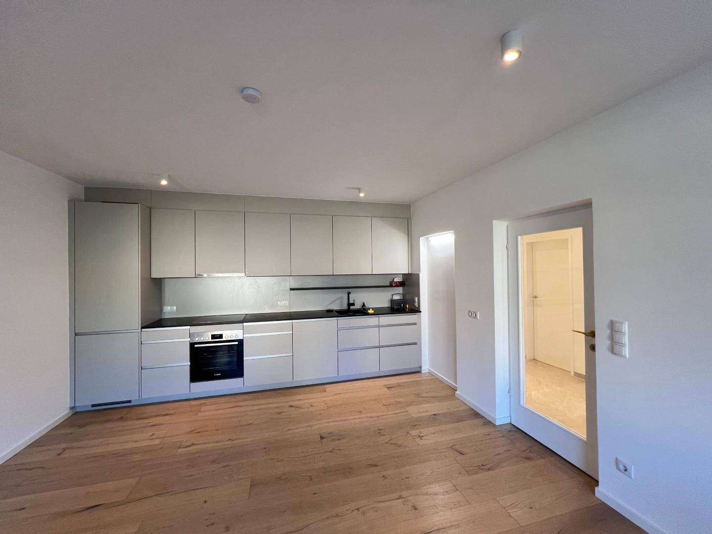Attic apartment with sunny south balcony in villa quarter