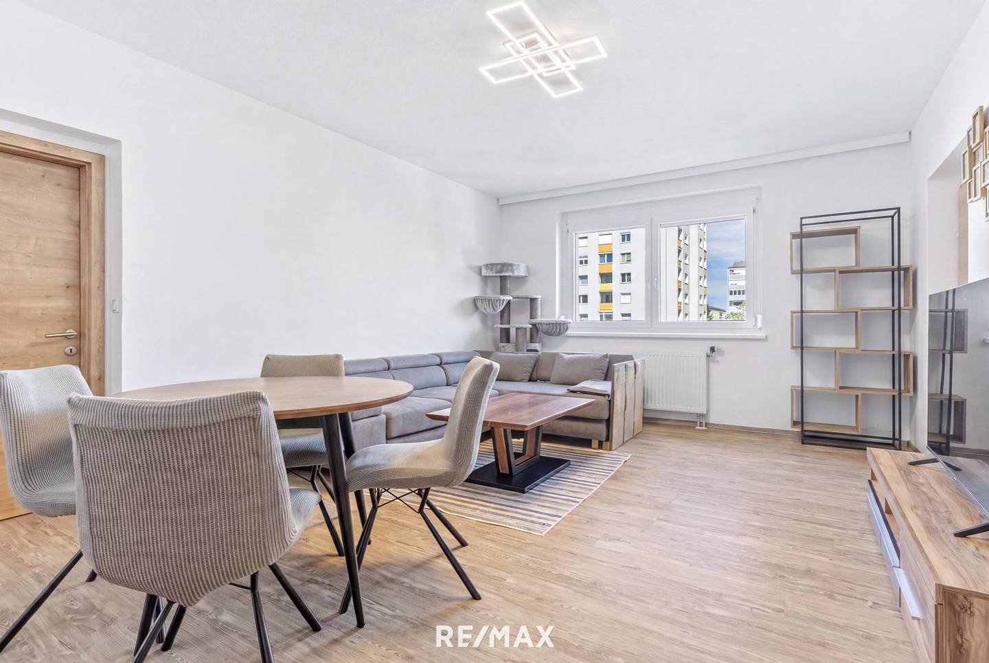 Modernisierte Wohnung mit Loggia und eigenem Stellplatz