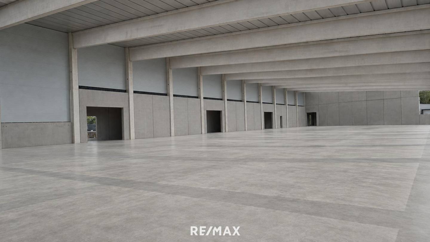 Loft apartment in logistics location with loading ramps