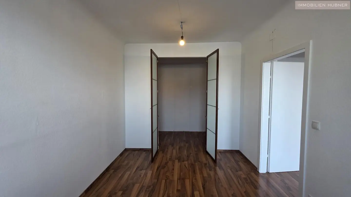 Helle Wohnung mit großer Loggia in U6 Nähe